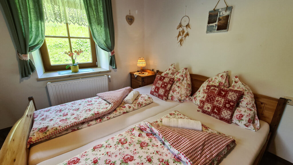 Zimmer mit Doppelbett und Stockbett auf der Valentinalm