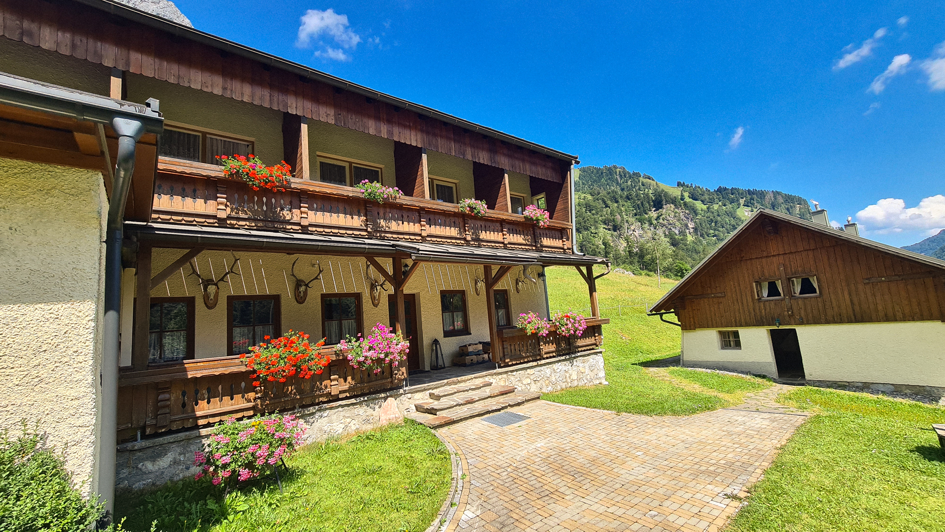 die Gebäude von den Zimmer & dem Lager auf der Valentinalm